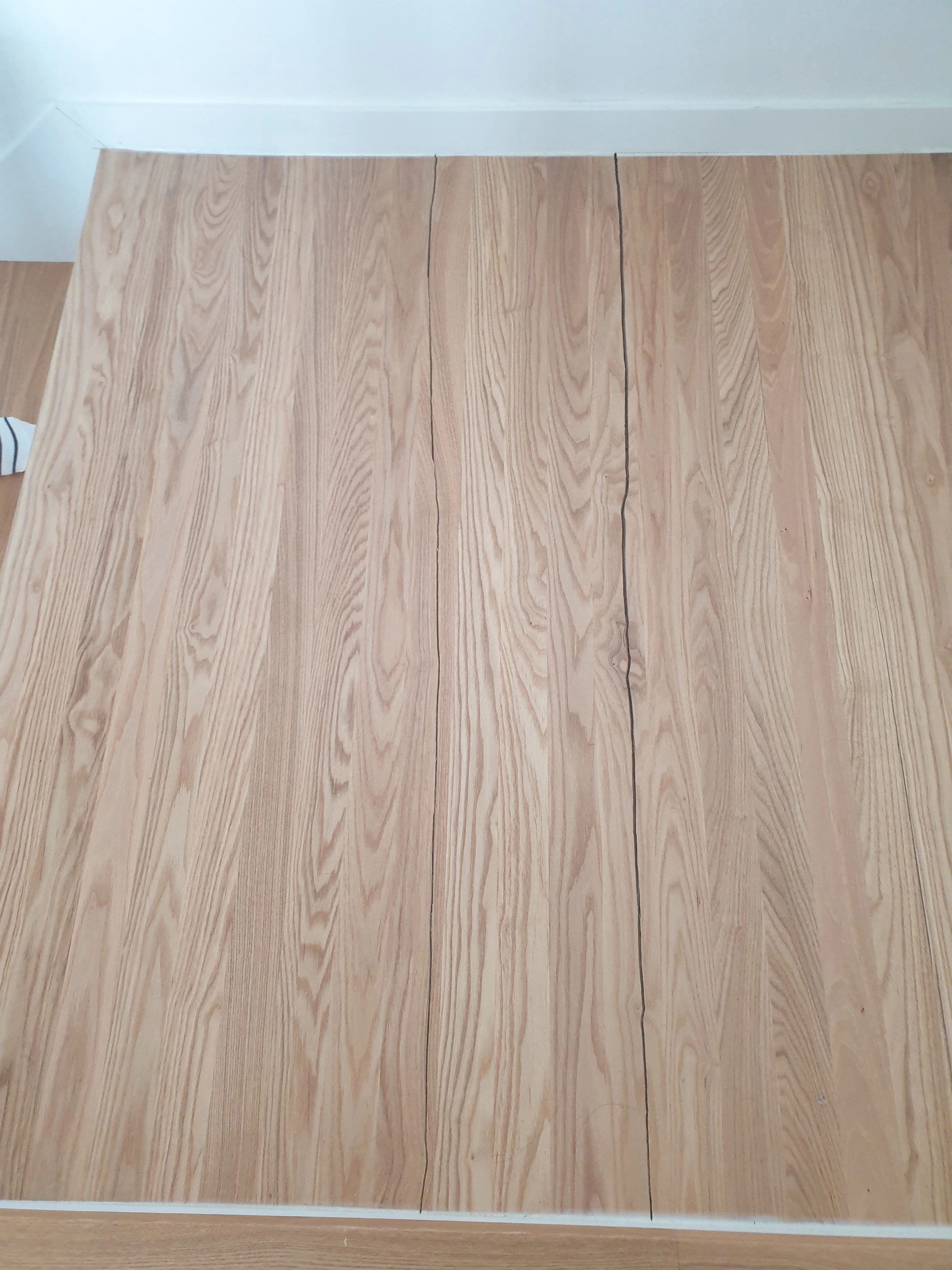 강아지 발톱 자국 계단 수리 전