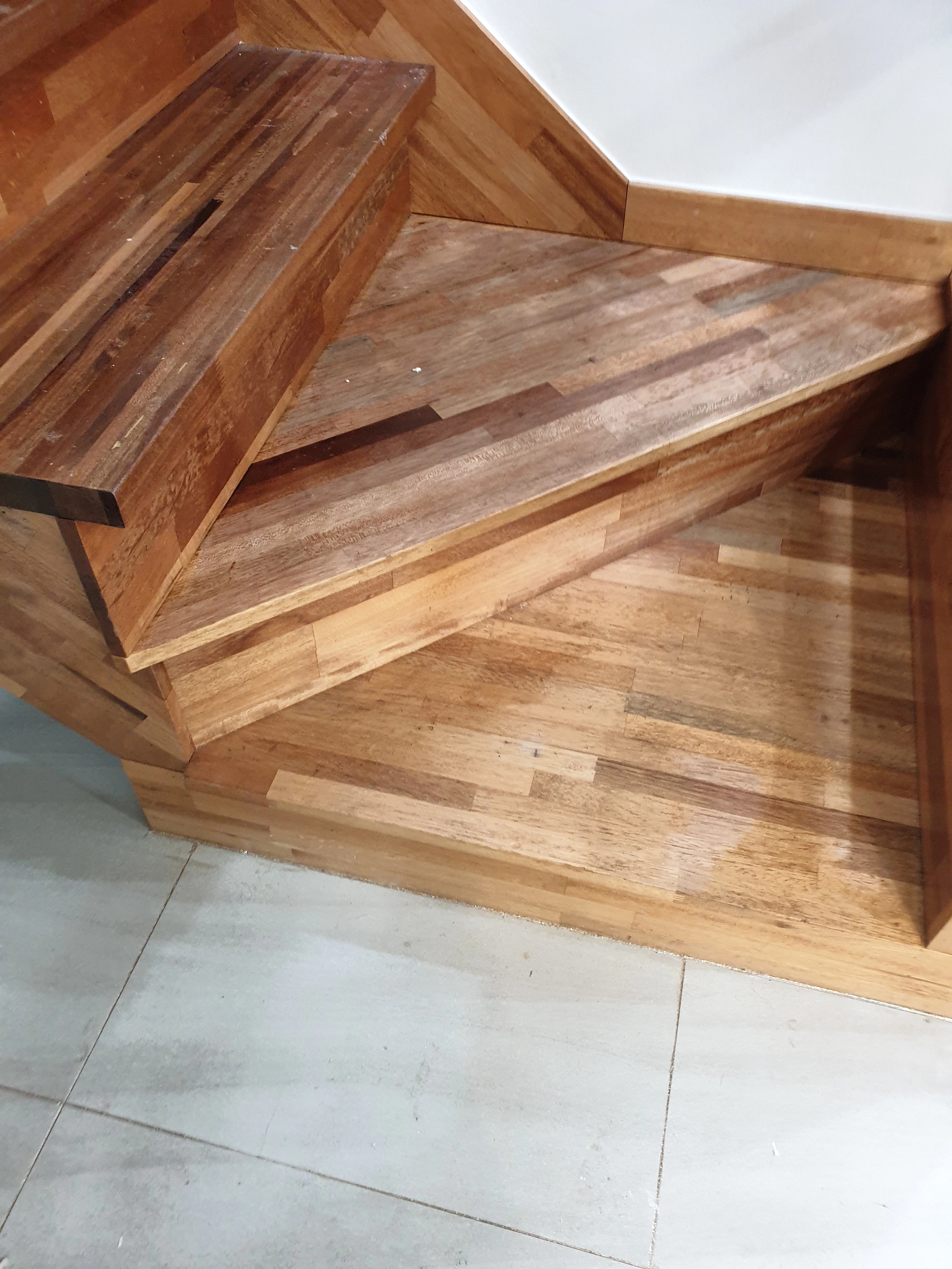 시공 전 - 오래된 원목계단 보수 시공