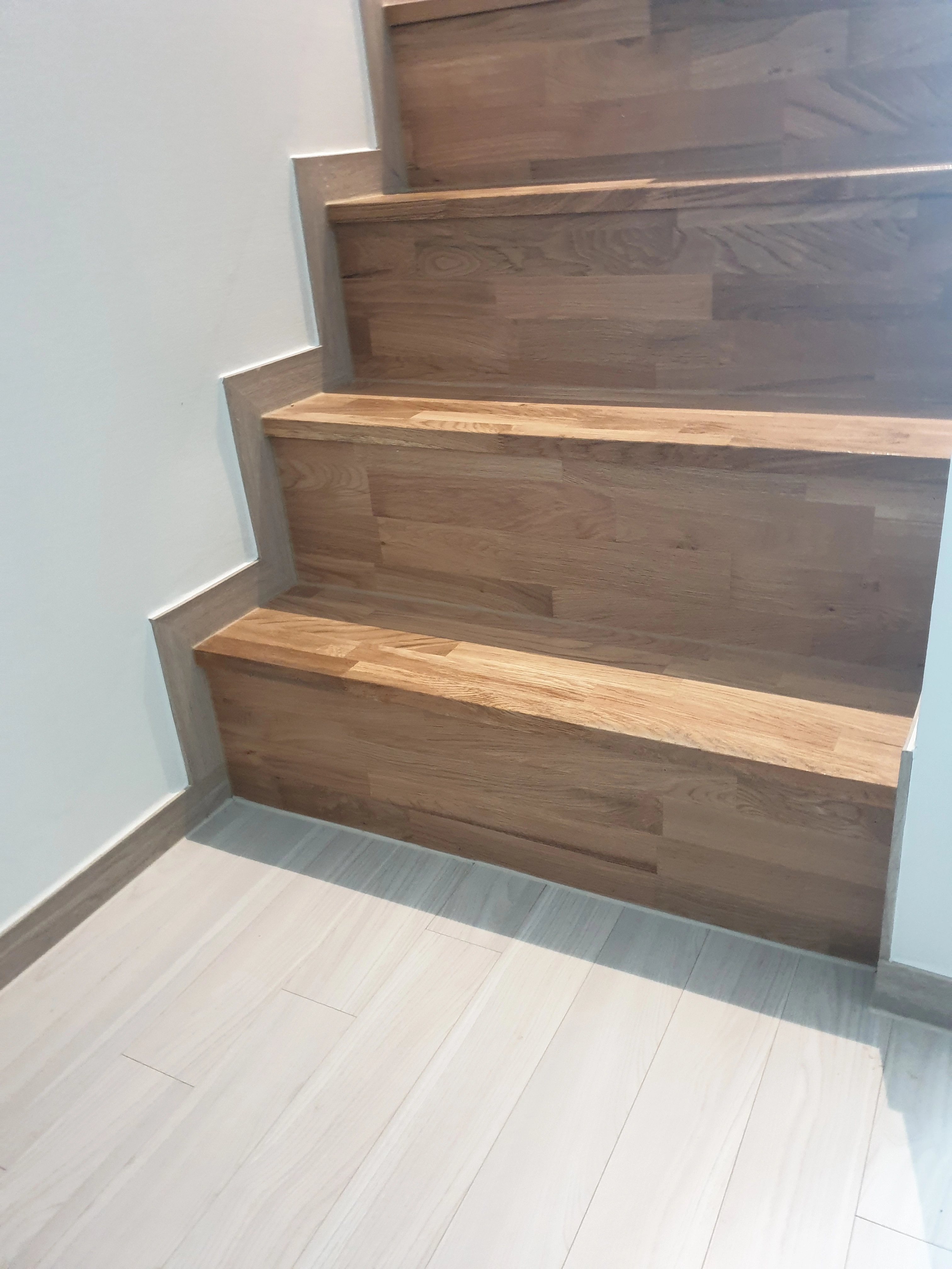 시공 후 - 오래된 원목계단 보수 시공